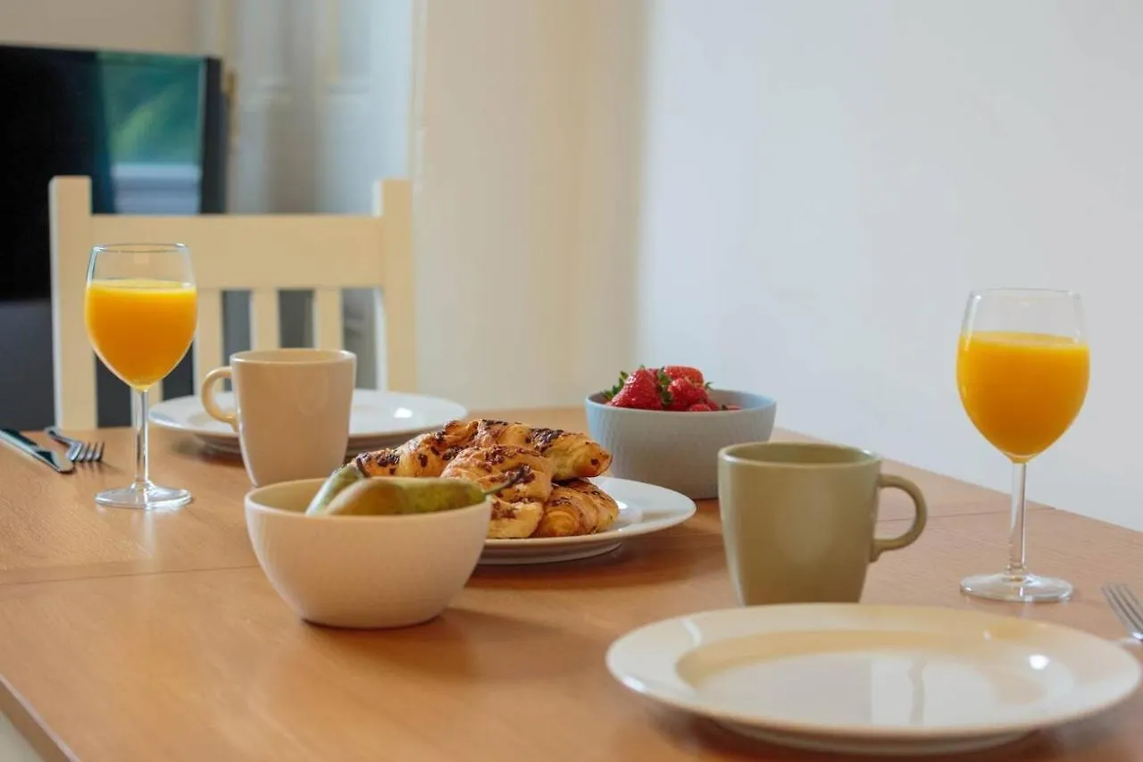 Fountain Park Apartment 1Bed Edinburgh 0*,